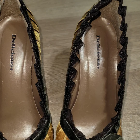 Gold satiny fabric pump - Picture 5 of 7